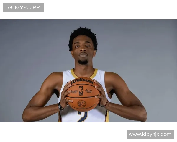 赫伯特琼斯的篮球之路与职业生涯的辉煌成就分析